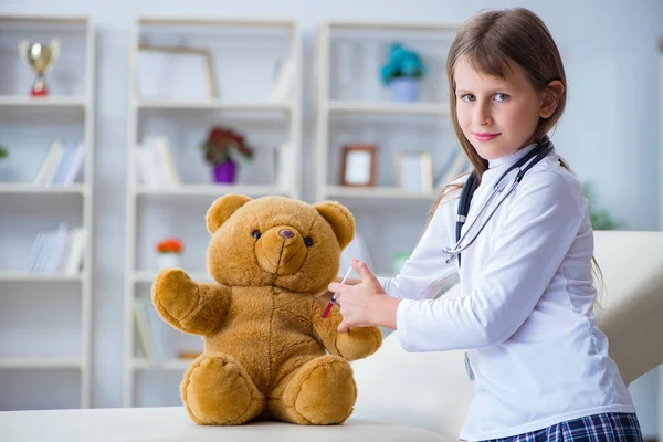 Ung flicka leker doktor i tidig utveckling koncept — Stockfoto