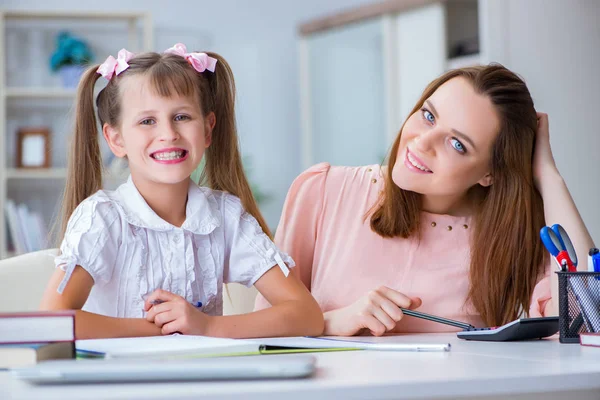 Madre aiutare sua figlia a fare i compiti — Foto Stock