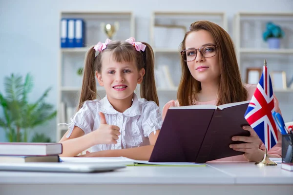 Junges Mädchen lernt Englisch mit Lehrer — Stockfoto