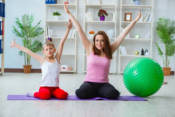 Mädchen und Mutter üben zu Hause — Stockfoto