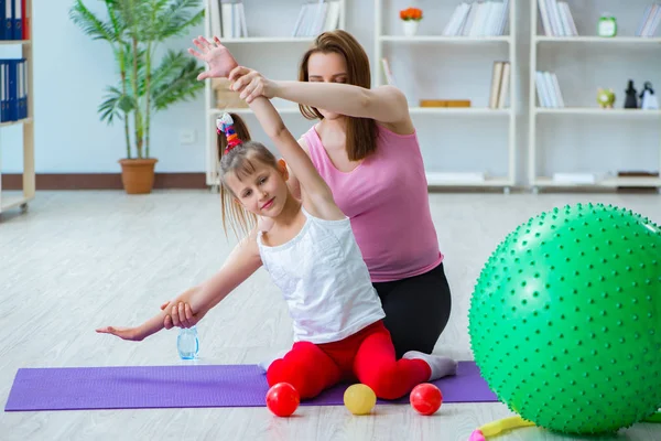 Mädchen und Mutter üben zu Hause — Stockfoto