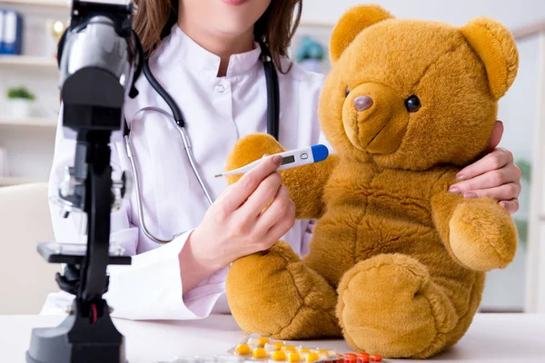 柔らかいおもちゃの健康をチェックする子供 — ストック写真
