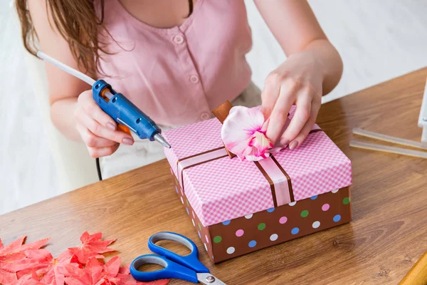 Mujer decoración caja de regalo para ocasiones especiales — Foto de Stock