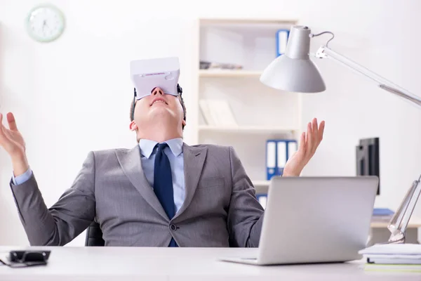 Affärsman med virtual reality glasögon på kontoret — Stockfoto