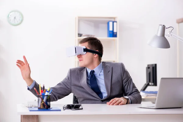 Homme d'affaires avec lunettes de réalité virtuelle au bureau — Photo