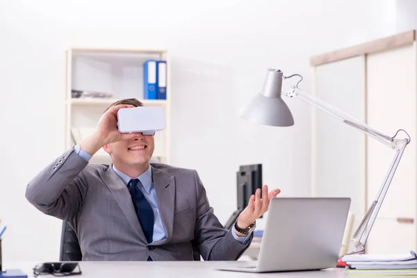 Empresário com óculos de realidade virtual no escritório — Fotografia de Stock