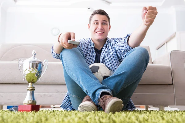 Jovem estudante assistindo futebol em casa — Fotografia de Stock