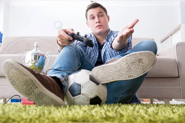 Mladý muž hraje počítačové hry doma — Stock fotografie