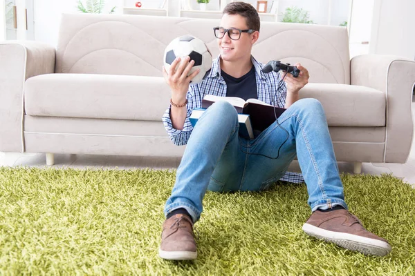 Jonge student probeert te balanceren studeren en spelletjes spelen — Stockfoto