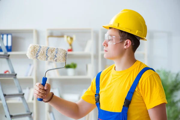 Maler arbeitet bei Renovierung zu Hause — Stockfoto