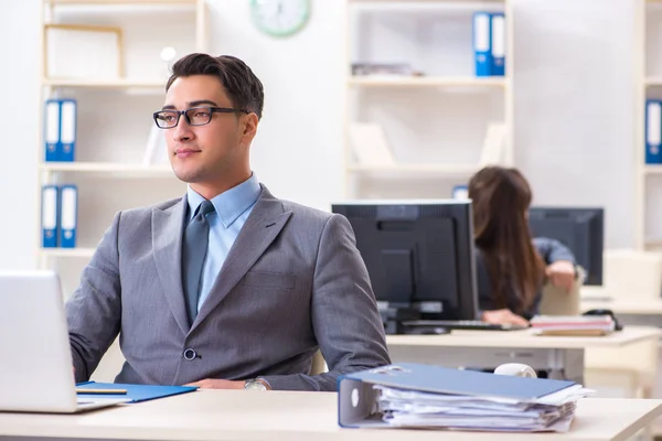 Uomo e donna che lavorano in ufficio — Foto Stock