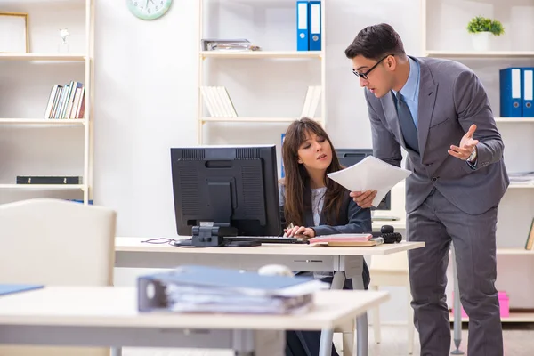 Ofiste çalışan kadın ve erkek.