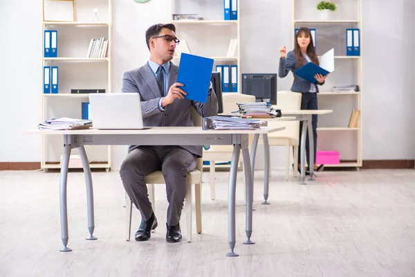 Ofiste çalışan kadın ve erkek.