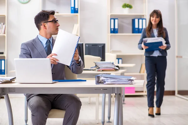 Ofiste çalışan kadın ve erkek.