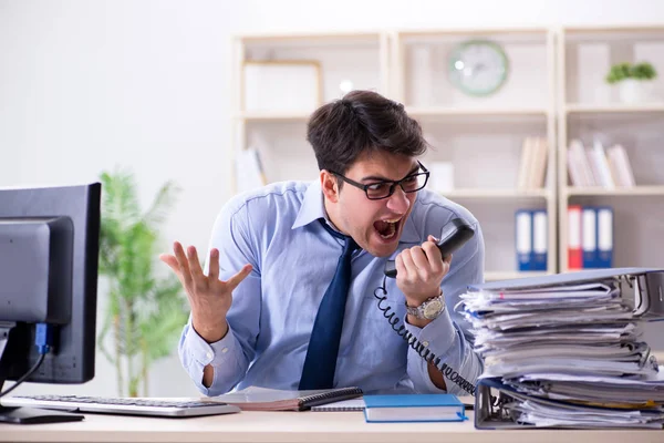Biznesmen sfrustrowany wieloma telefonami — Zdjęcie stockowe