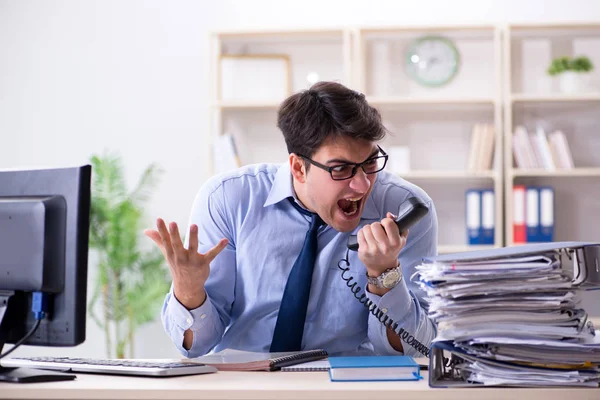 Empresario frustrado por muchas llamadas telefónicas — Foto de Stock