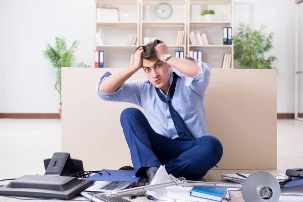 Homem de negócios irritado frustrado com muito trabalho — Fotografia de Stock