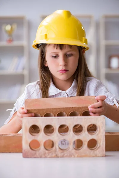 Kleines Mädchen spielt mit Ziegeln — Stockfoto