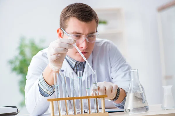 Giovane studente di chimica che sperimenta in laboratorio — Foto Stock
