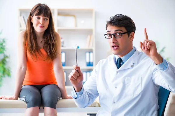 Läkarneurolog undersöker kvinnlig patient — Stockfoto