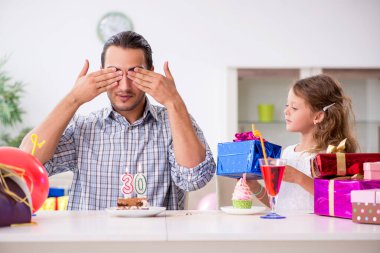 Baba kızıyla doğum gününü kutluyor.