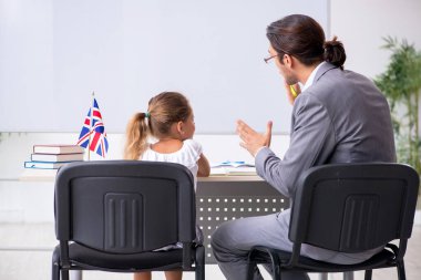 Öğretmenim ve genç kız sınıfta.