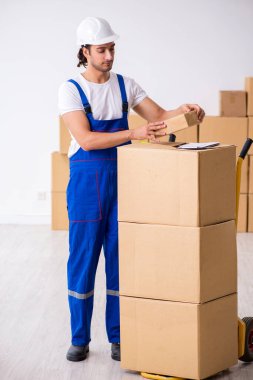 Genç erkek, profesyonel nakliyeci evde yer değiştiriyor.