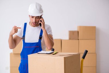 Genç erkek, profesyonel nakliyeci evde yer değiştiriyor.