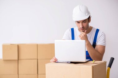 Genç erkek, profesyonel nakliyeci evde yer değiştiriyor.