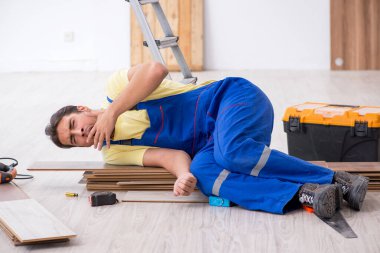 İçeride çalışan genç bir erkek müteahhit.