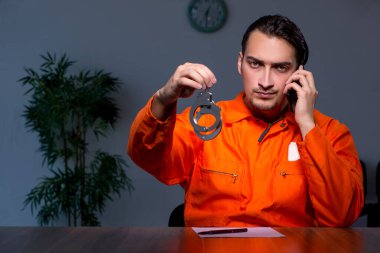 Genç mahkum karanlık odada oturuyor.