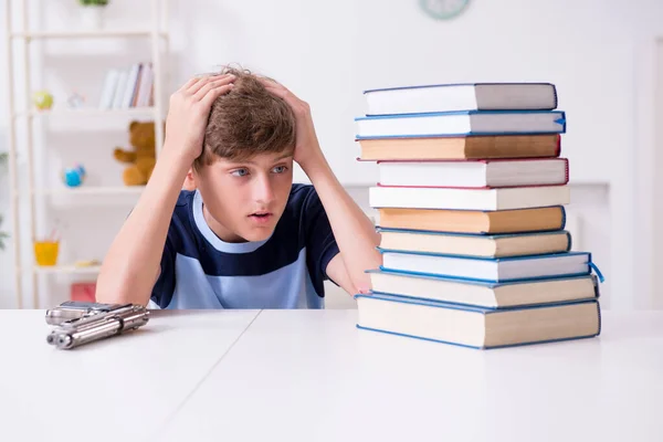 Jonge student gestrest als gevolg van excessieve studies — Stockfoto