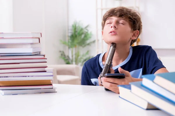 Joven estudiante estresado debido a estudios excesivos — Foto de Stock