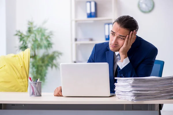 Young father looking after newborn in the office — Stock Photo, Image