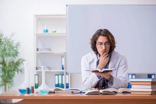 Professor de Química durante palestra na faculdade — Fotografia de Stock