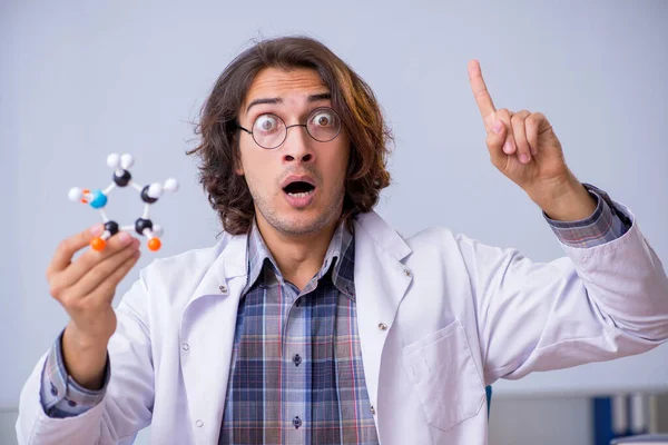 Chemistry lecturer during lecture in college — Stock Photo, Image