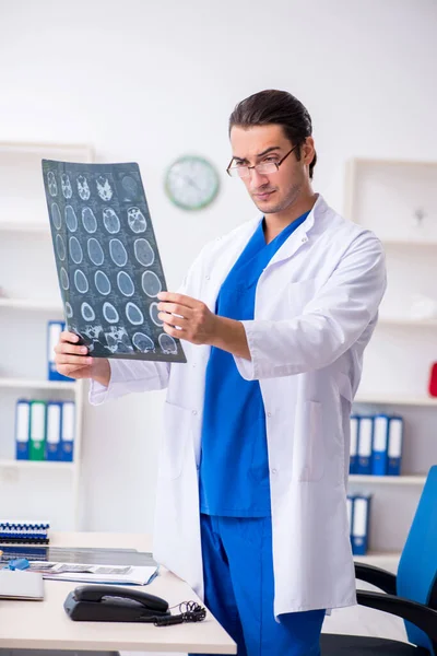 Jonge mannelijke arts werkzaam in de kliniek — Stockfoto