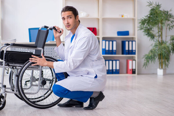 Молодой врач-мужчина работает в клинике