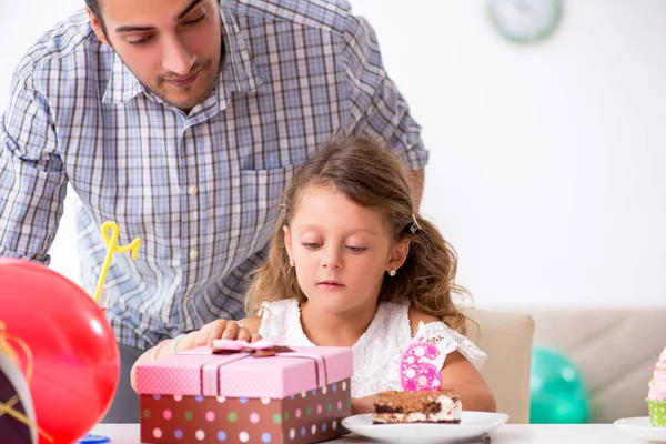 Pai celebrando aniversário com sua filha — Fotografia de Stock