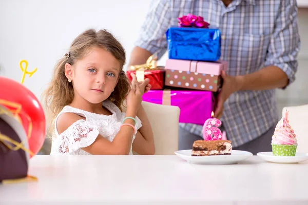 Pai celebrando aniversário com sua filha — Fotografia de Stock