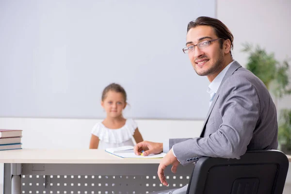 Tanár fiatal lánnyal az osztályteremben — Stock Fotó