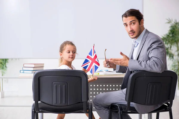 Leraar met jong meisje in de klas — Stockfoto