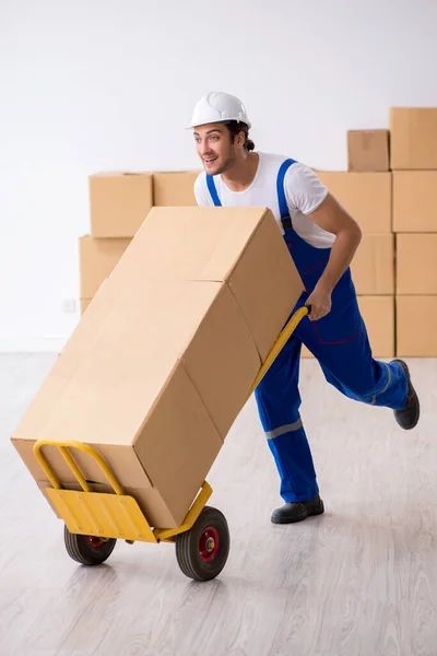 Fiatal férfi szakmai költöztető otthoni áthelyezés — Stock Fotó
