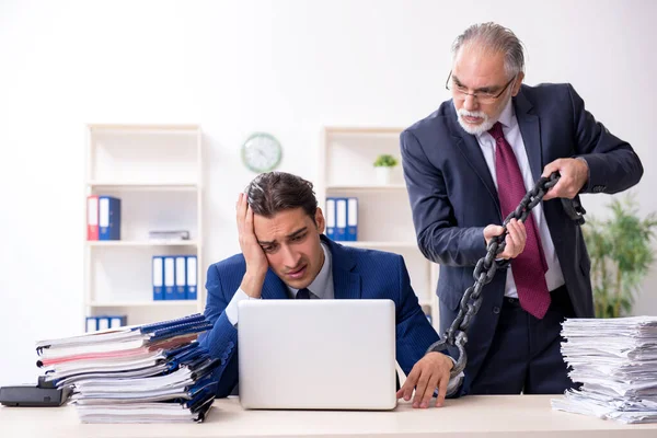 Bătrânul șef și tânărul angajat de sex masculin în birou — Fotografie, imagine de stoc