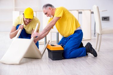 İki müteahhit marangoz içeride çalışıyor.