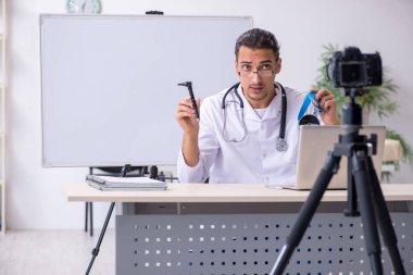 Genç erkek doktor blogu için video kaydediyor.