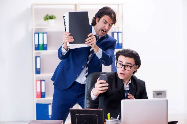 Jefe y su asistente masculino trabajando en la oficina —  Fotos de Stock