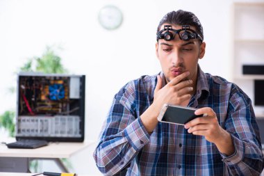 Genç yakışıklı teknisyen cep telefonu tamir