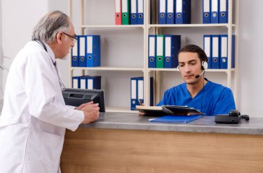 Hastanedeki resepsiyonda iki doktor konuşuyor.