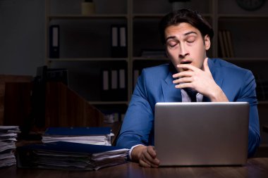 Ofiste çalışan genç bir erkek işçi.